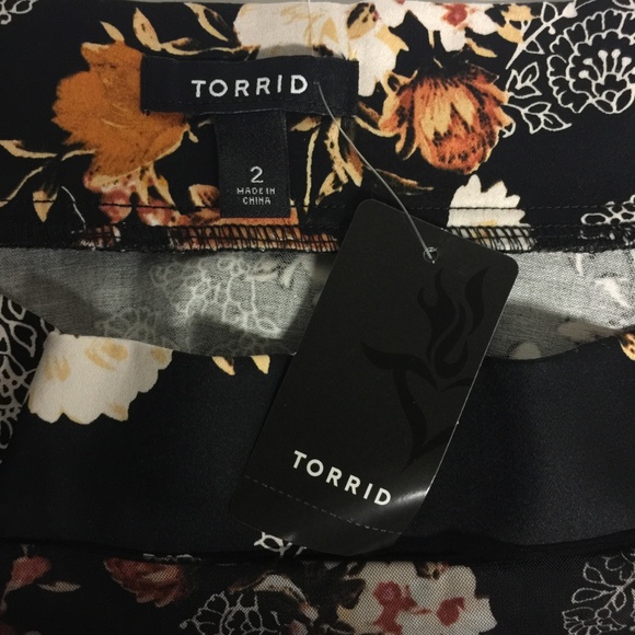 Torrid black skirt with floral print - Picture 4 of 5